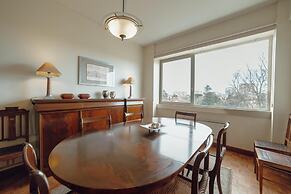 Grand Botanic Garden Apartment by Vacationy