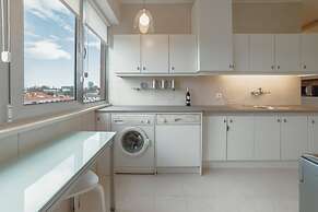 Grand Botanic Garden Apartment by Vacationy