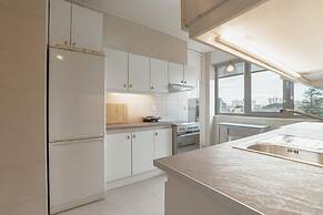 Grand Botanic Garden Apartment by Vacationy