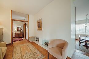 Grand Botanic Garden Apartment by Vacationy