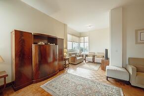 Grand Botanic Garden Apartment by Vacationy