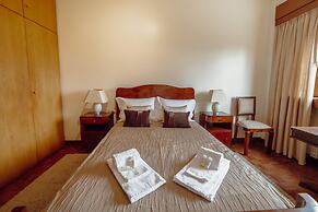 Grand Botanic Garden Apartment by Vacationy