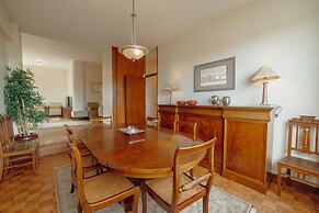 Grand Botanic Garden Apartment by Vacationy