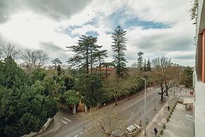 Grand Botanic Garden Apartment by Vacationy