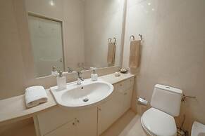 Grand Botanic Garden Apartment by Vacationy