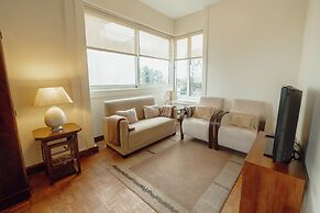 Grand Botanic Garden Apartment by Vacationy
