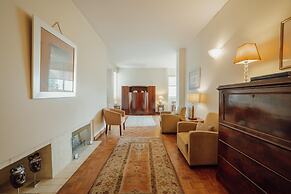 Grand Botanic Garden Apartment by Vacationy