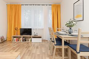 Dabrowskiego Apartment by Renters