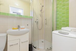 Dabrowskiego Apartment by Renters