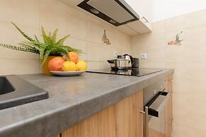 Dabrowskiego Apartment by Renters