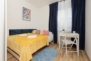 Dabrowskiego Apartment by Renters