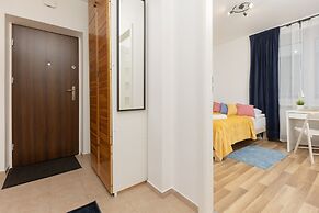 Dabrowskiego Apartment by Renters