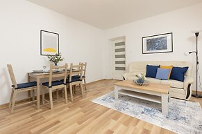Dabrowskiego Apartment by Renters