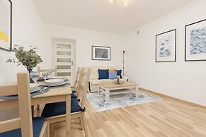 Dabrowskiego Apartment by Renters