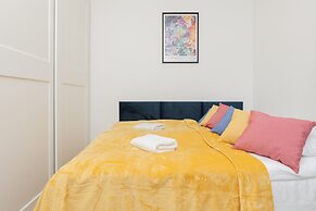 Dabrowskiego Apartment by Renters