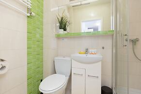 Dabrowskiego Apartment by Renters