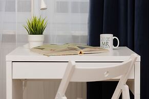 Dabrowskiego Apartment by Renters