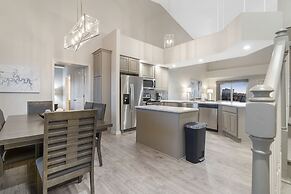 New Listing Ozark Views at Majestic - Perched on the Hills