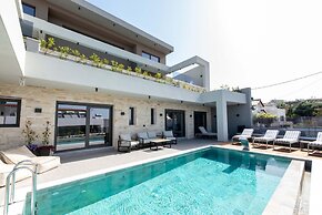 Villa Luna I 100m to Sea Free Heated Pool