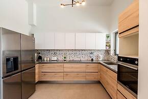 Villa Luna I 100m to Sea Free Heated Pool