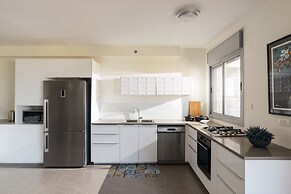 Deluxe & Terrace with City Overview by FeelHome