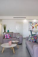 Deluxe & Terrace with City Overview by FeelHome
