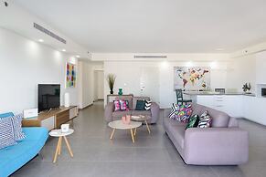 Deluxe & Terrace with City Overview by FeelHome