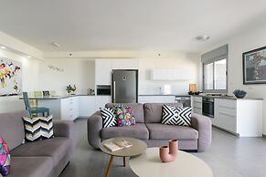 Deluxe & Terrace with City Overview by FeelHome