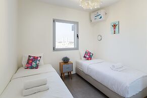 Deluxe & Terrace with City Overview by FeelHome