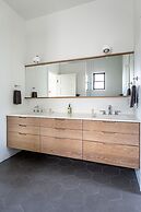 Rooftop Deck 5 Mins to Downtown