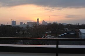 Rooftop Deck 5 Mins to Downtown