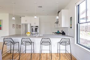 Rooftop Deck 5 Mins to Downtown