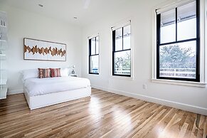 Rooftop Deck 5 Mins to Downtown