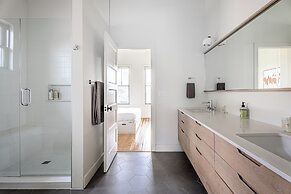 Rooftop Deck 5 Mins to Downtown