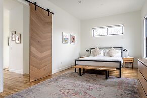 Rooftop Deck 5 Mins to Downtown