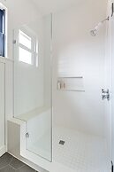 Rooftop Deck 5 Mins to Downtown