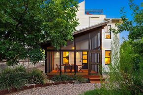 Rooftop Deck 5 Mins to Downtown