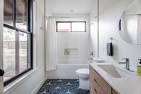 Rooftop Deck 5 Mins to Downtown