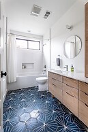 Rooftop Deck 5 Mins to Downtown