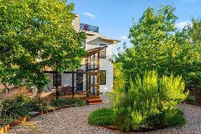 Rooftop Deck 5 Mins to Downtown