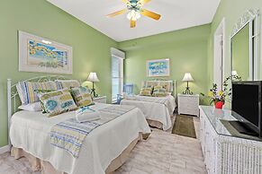 Beachfront Luxury 2Bd 2Ba Condo With Balcony! Sleeps 6!