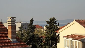 Cozy Apartment 16 With Double bed Sleeper Couch