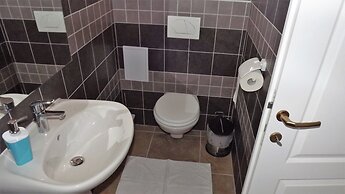 Cozy Apartment 16 With Double bed Sleeper Couch