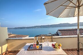 Laetitia Salo-historic Center Near Lake