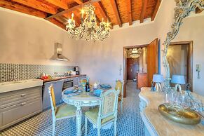 Laetitia Salo-historic Center Near Lake