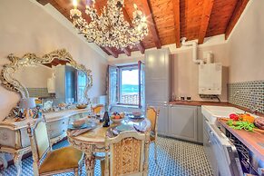 Laetitia Salo-historic Center Near Lake