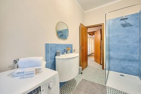 Laetitia Salo-historic Center Near Lake