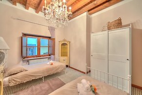 Laetitia Salo-historic Center Near Lake