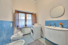 Laetitia Salo-historic Center Near Lake