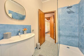 Laetitia Salo-historic Center Near Lake